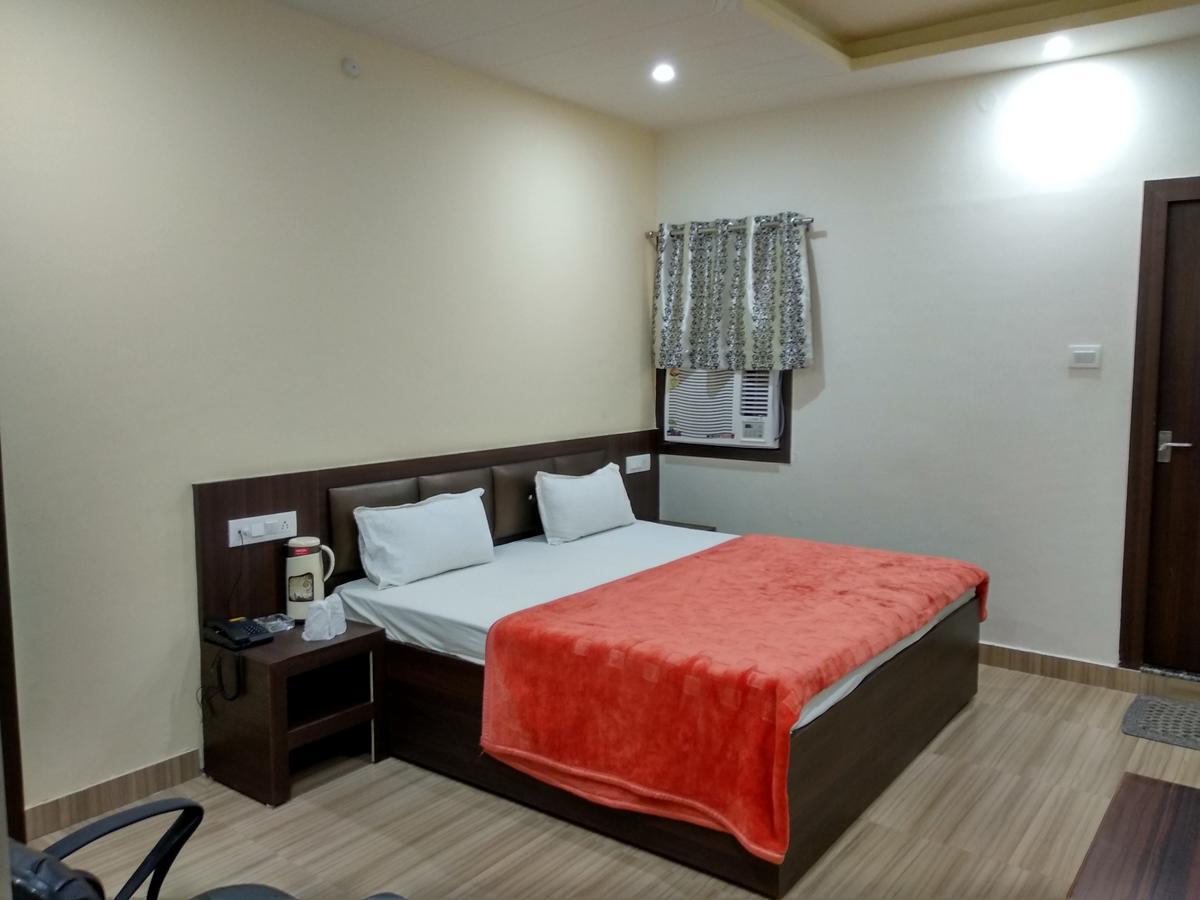 Oyo 60976 Hotel Shree Ji Morena Экстерьер фото