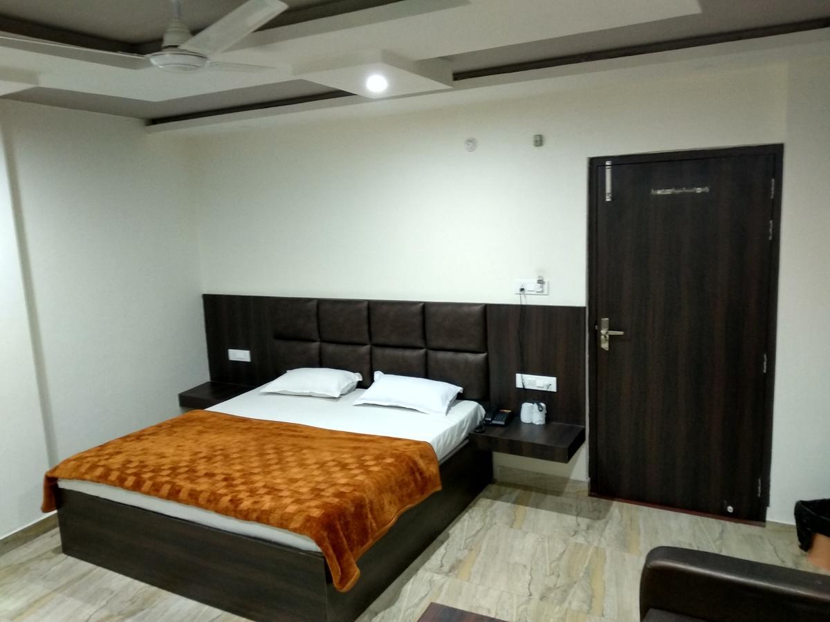 Oyo 60976 Hotel Shree Ji Morena Экстерьер фото